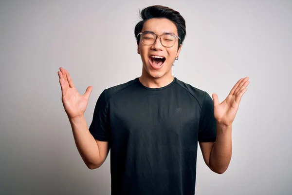 Joven Hombre Chino Guapo Con Camiseta Negra Gafas Sobre Fondo — Foto de Stock