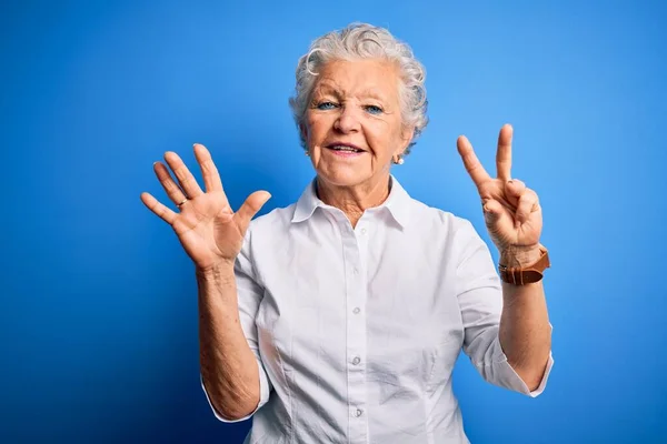 Senior Bela Mulher Vestindo Camisa Elegante Sobre Fundo Azul Isolado — Fotografia de Stock