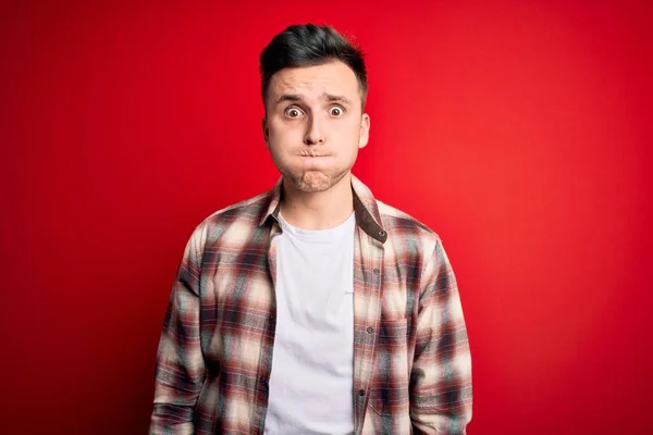 Joven Hombre Caucásico Guapo Con Camisa Moderna Casual Sobre Fondo —  Fotos de Stock