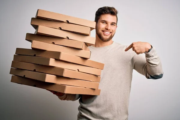 Mladý Blonďatý Muž Plnovousem Modrýma Očima Drží Kartony Pizzy Přes — Stock fotografie