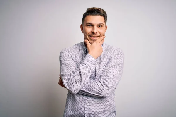 Joven Hombre Negocios Con Ojos Azules Pie Sobre Fondo Aislado — Foto de Stock