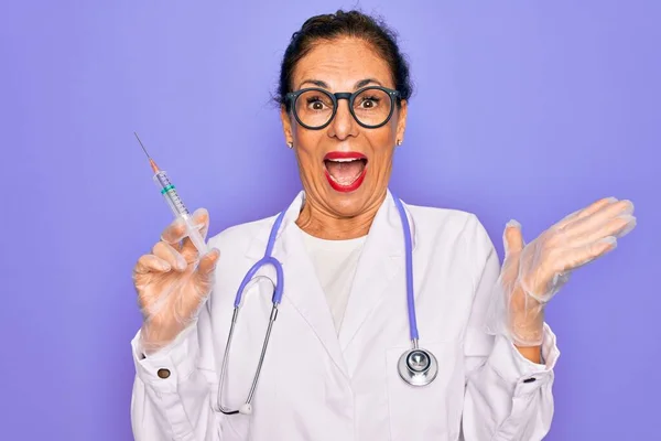 Médico Profesional Senior Mediana Edad Mujer Sosteniendo Jeringa Con Vacuna — Foto de Stock