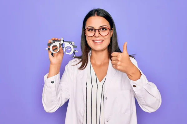 Genç Güzel Kahverengi Gözlü Kadın Elinde Optometri Gözlükleriyle Mor Arka — Stok fotoğraf