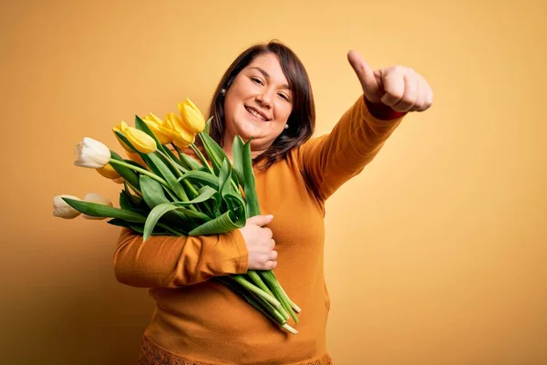 Vacker Storlek Kvinna Som Håller Romantisk Bukett Naturliga Tulpaner Blommor — Stockfoto