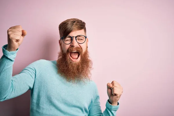 Schöner Irischer Rotschopf Mit Bart Brille Über Rosa Hintergrund Fröhlich — Stockfoto