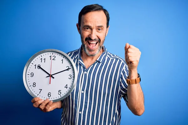 Medioevo Hoary Uomo Tenendo Grande Orologio Piedi Sopra Isolato Sfondo — Foto Stock