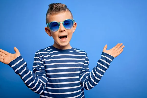 Jeune Enfant Caucasien Aux Yeux Bleus Portant Des Lunettes Soleil — Photo