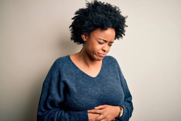 Joven Hermosa Afroamericana Afro Mujer Con Pelo Rizado Usando Suéter — Foto de Stock