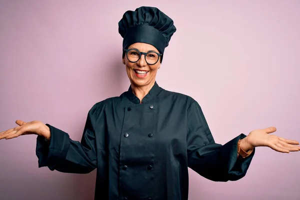 Moyen Âge Brunette Chef Femme Portant Uniforme Cuisinière Chapeau Sur — Photo