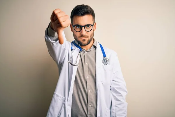 Homem Jovem Médico Vestindo Óculos Roupão Branco Médico Estetoscópio Sobre — Fotografia de Stock