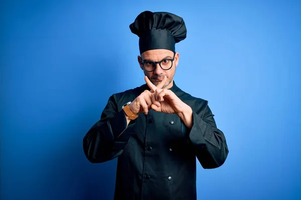 Joven Guapo Chef Hombre Con Uniforme Cocina Sombrero Sobre Fondo —  Fotos de Stock