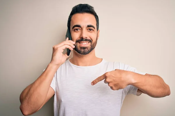 Joven Hombre Guapo Con Barba Teniendo Conversación Hablando Teléfono Inteligente —  Fotos de Stock