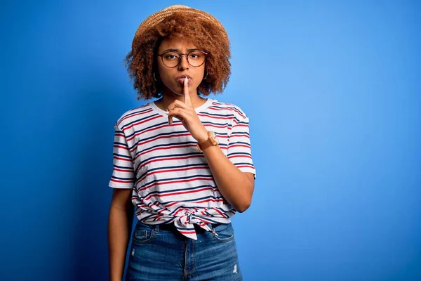 Mujer Afroamericana Con Pelo Rizado Vacaciones Con Sombrero Verano Camiseta — Foto de Stock