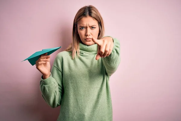 Joven Mujer Hermosa Sosteniendo Avión Papel Pie Sobre Fondo Amarillo — Foto de Stock