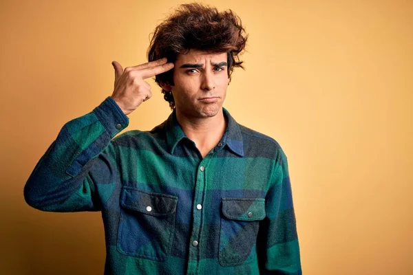 Jovem Homem Bonito Vestindo Camisa Casual Sobre Fundo Amarelo Isolado — Fotografia de Stock