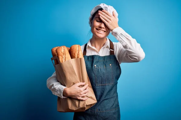 年轻美丽的面包师女人 蓝眼睛 手拿着面包 手拿着面包 满脸羞愧和惊奇 愤怒和沮丧 恐惧和因错误而烦恼 — 图库照片