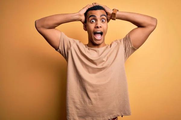 Junger Gutaussehender Afrikanisch Amerikanischer Mann Lässigem Shirt Vor Gelbem Hintergrund — Stockfoto