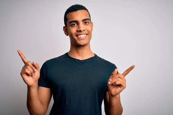 Ein Junger Gutaussehender Afrikanisch Amerikanischer Mann Lässigem Shirt Steht Vor — Stockfoto