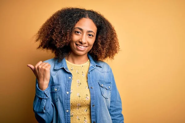 Jovem Afro Americana Com Cabelo Afro Vestindo Camisa Jeans Casual — Fotografia de Stock