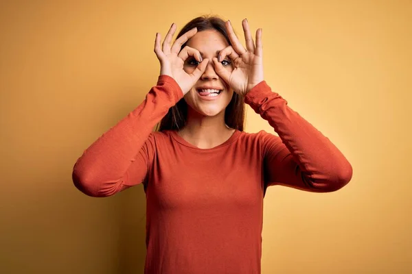 Sarı Arka Planda Sıradan Tişörtler Giyen Genç Güzel Esmer Kadın — Stok fotoğraf