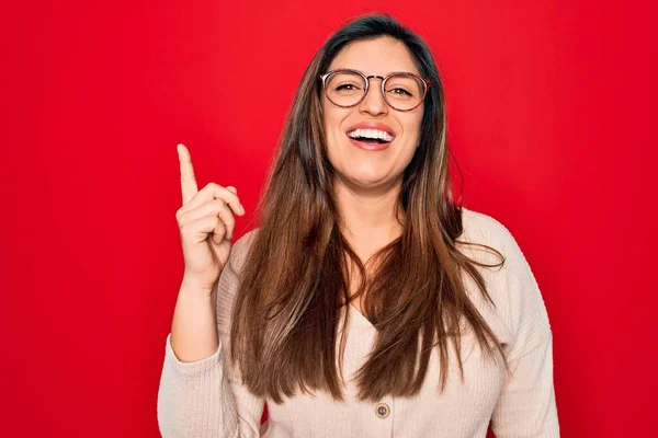 Jovem Hispânico Inteligente Mulher Vestindo Óculos Sobre Vermelho Isolado Fundo — Fotografia de Stock