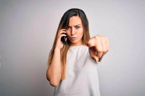 Jonge Mooie Brunette Vrouw Hebben Gesprek Praten Smartphone Wijzend Met — Stockfoto