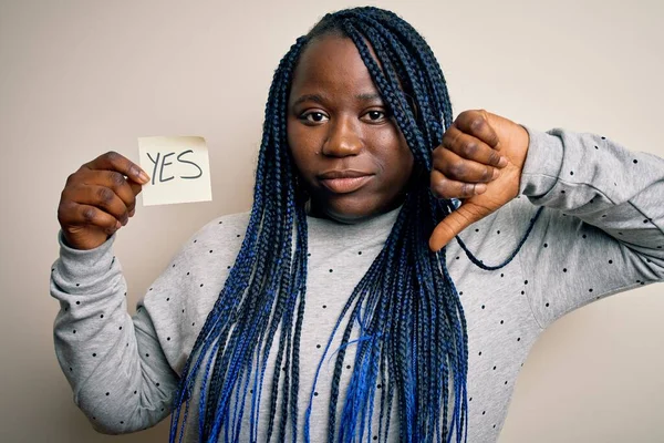 Jeune Femme Afro Américaine Taille Avec Des Tresses Tenant Papier — Photo