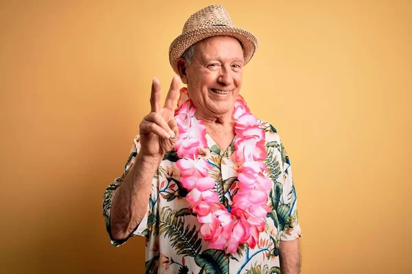 Ősz Hajú Idős Férfi Nyári Kalap Hawaii Lei Sárga Háttér — Stock Fotó