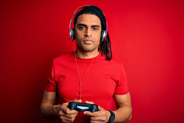 Afroamerikansk Man Med Dreadlocks Spelar Spel Med Joystick Och Hörlurar — Stockfoto