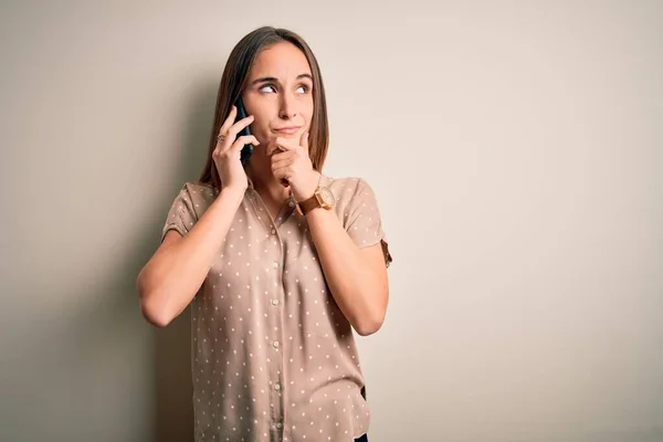 Junge Schöne Frau Unterhält Sich Auf Dem Smartphone Vor Weißem — Stockfoto