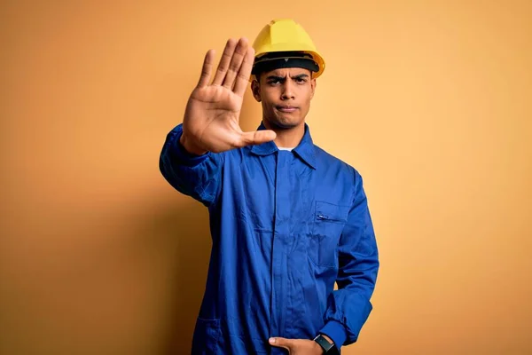 Jeune Beau Travailleur Afro Américain Portant Uniforme Bleu Casque Sécurité — Photo