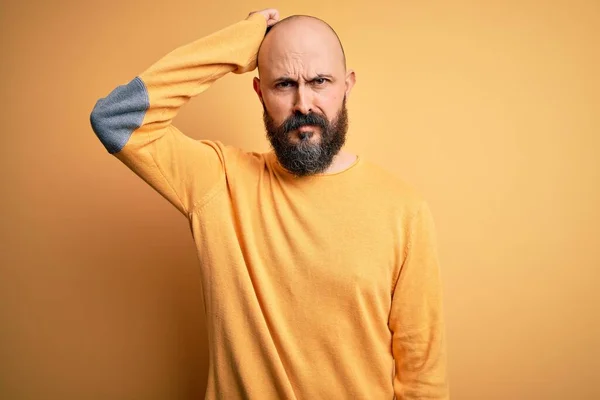 Bonito Homem Careca Com Barba Vestindo Camisola Casual Sobre Fundo — Fotografia de Stock