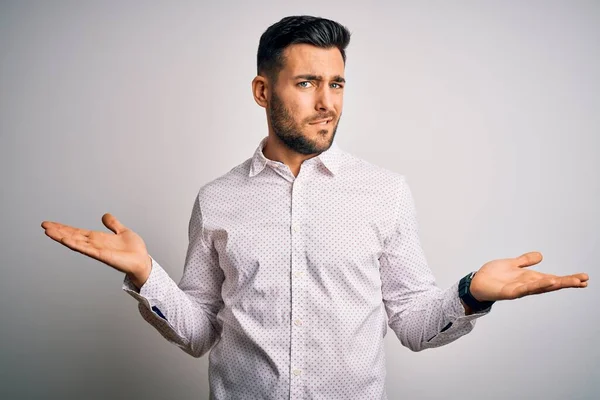 Junger Gutaussehender Mann Elegantem Hemd Der Vor Isoliertem Weißem Hintergrund — Stockfoto