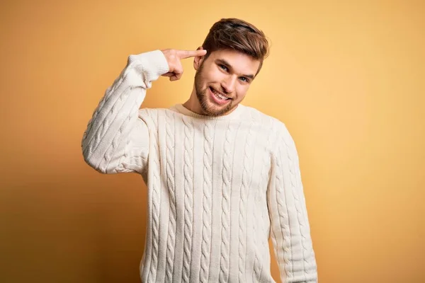 Jonge Blonde Man Met Baard Blauwe Ogen Met Witte Trui — Stockfoto