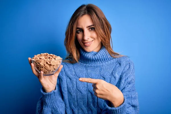 Young Beautiful Brunette Woman Holding Bowl Healthy Cornflakes Cereals Very — Stock Photo, Image