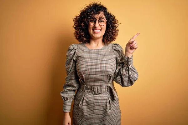 Güzel Bir Arap Kadını Elbise Gözlük Takıyor Sarı Arka Planda — Stok fotoğraf