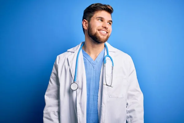Giovane Medico Uomo Biondo Con Barba Gli Occhi Azzurri Con — Foto Stock