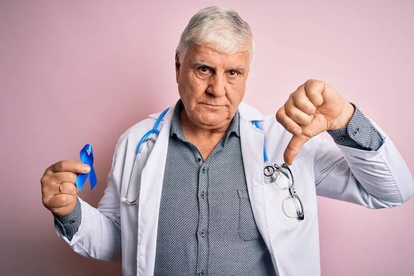 Kıdemli Yakışıklı Doktor Steteskop Takıyor Elinde Kızgın Yüzlü Mavi Kanser — Stok fotoğraf