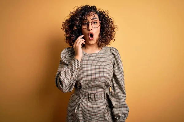 Mooie Arabische Zakenvrouw Dragen Van Een Bril Hebben Gesprek Praten — Stockfoto