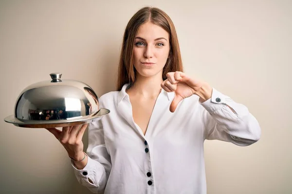 Jovem Mulher Ruiva Bonita Segurando Bandeja Garçonete Sobre Fundo Branco — Fotografia de Stock