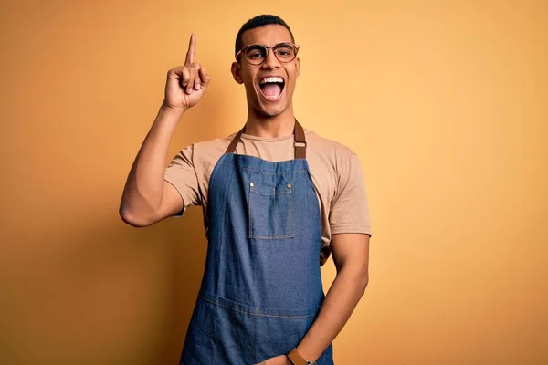 Jovem Homem Lojista Afro Americano Bonito Vestindo Avental Sobre Fundo — Fotografia de Stock