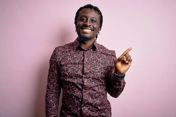 Joven Hombre Afroamericano Guapo Con Camisa Casual Pie Sobre Fondo —  Fotos de Stock