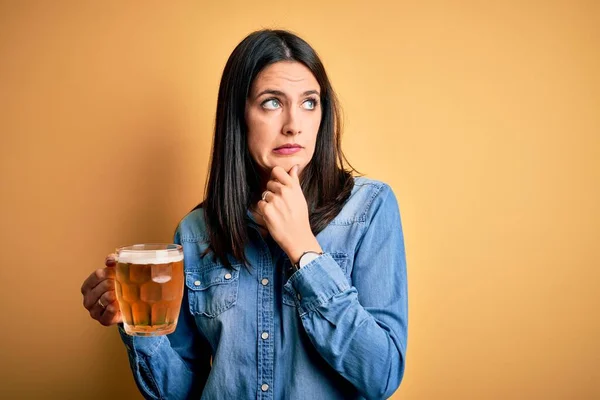 Mujer Joven Con Ojos Azules Bebiendo Tarro Cerveza Pie Sobre — Foto de Stock