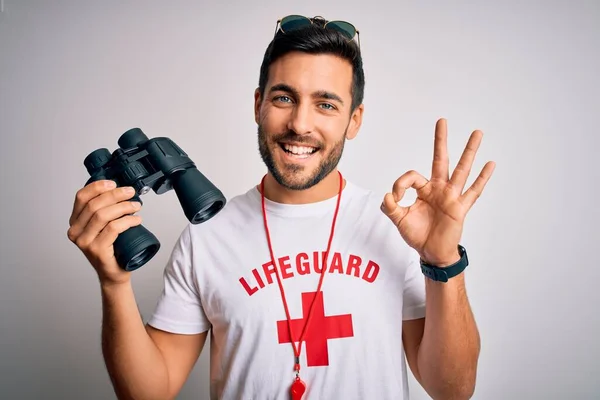 Joven Salvavidas Con Barba Vistiendo Camiseta Con Cruz Roja Gafas —  Fotos de Stock