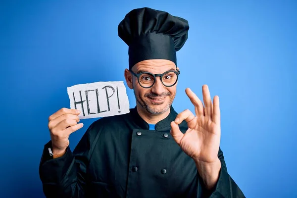 Giovane Bel Cuoco Uomo Sovraccarico Lavoro Indossando Uniforme Cappello Tenendo — Foto Stock
