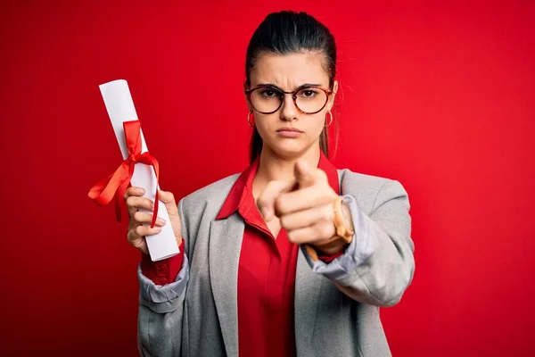 Jeune Belle Étudiante Brune Portant Des Lunettes Détenant Diplôme Universitaire — Photo