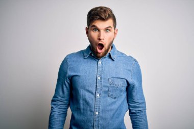 Sakallı, mavi gözlü, sıradan bir kot gömlek giyen genç, yakışıklı sarışın adam şaşkınlık ve şaşkınlık dolu bir ifade, korku ve heyecanlı bir yüz ifadesi ile şok olmuştu..