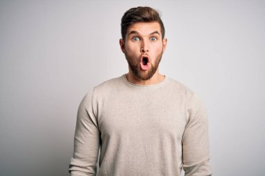 Sakallı, mavi gözlü, sıradan bir süveter giyen genç, yakışıklı sarışın. Şaşırtıcı bir ifade, korku ve heyecan dolu bir yüz ifadesi var..