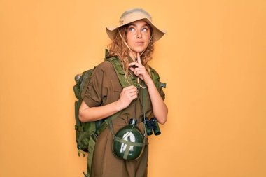 Mavi gözlü genç sarışın kaşif sırt çantası ve su matarası takmış yürüyordu. Kuşkuya yoğunlaşmıştı. Parmakları çenesinde ve yukarı bakıyordu.