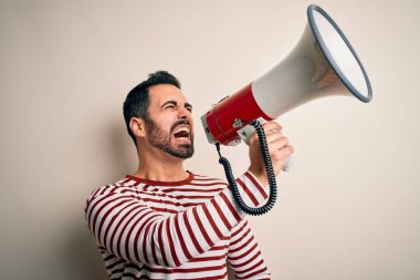 İspanyol adam megafonla protestoya kızarak bağırıyor. Hoparlörde bağırmak heyecan verici.